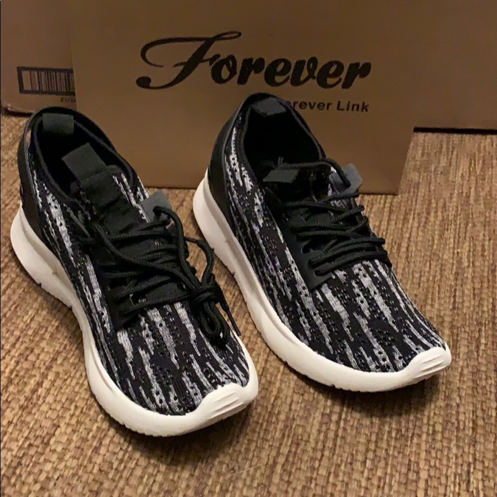 Fly knit breathable Sneakers in black and white - Picture 2 of 8